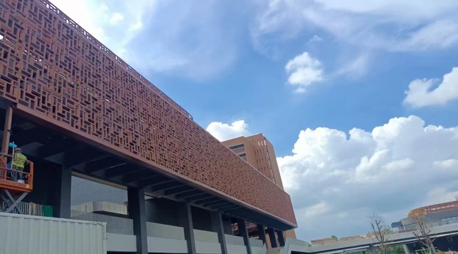 UHPC鏤空幕墻板廠家,只有飾紀上品才能滿足佛山三龍灣學(xué)校